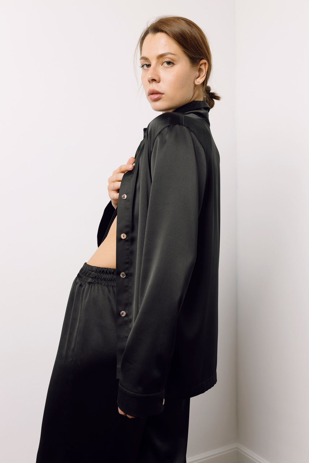 Блуза из обнимающего шелка в черном оттенке