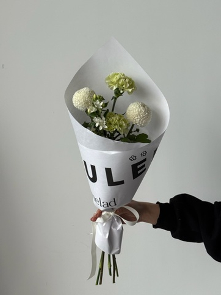 Кулек сборный из оксипеталума, диантусов и хризантемы