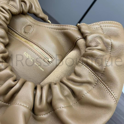 Женская сумка Loewe Squeeze Medium коричневого цвета