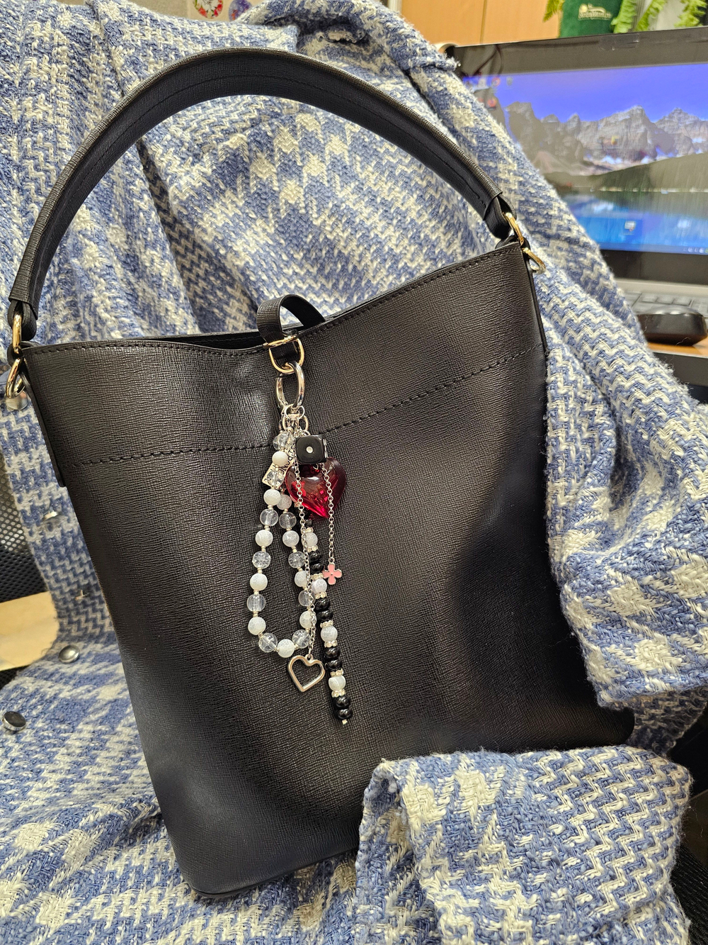 Обвес на сумку, брелок для ключей, подвеска авторская ручная работа с натуральными камнями "Снежная любовь"