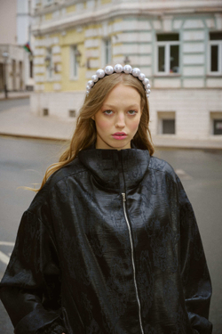 Тонкий ободок с объемными жемчужными шарами