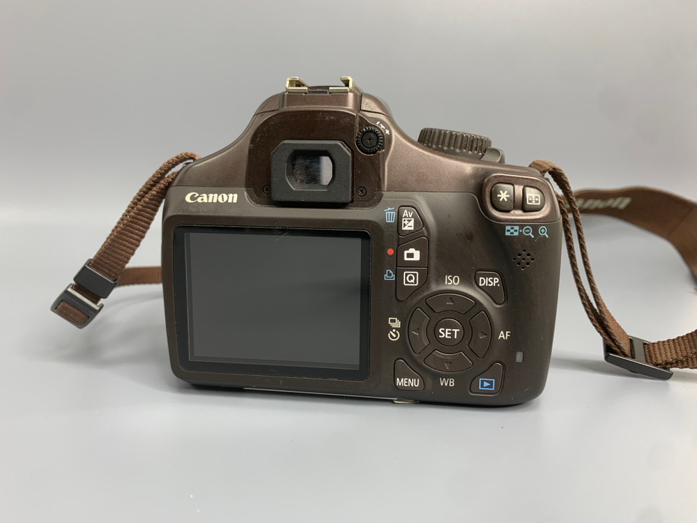 Canon EOS 1100D kit EF-S 18-55mm 3.5-5.6 IS ll 1535 Кадров