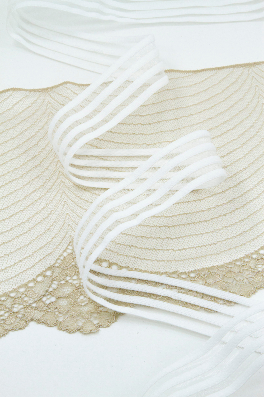 Резинка каркасная с прозрачными вставками 30 мм белая