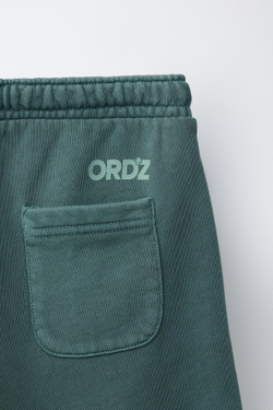 ZARA ШОРТЫ ИЗ МЯГКОЙ ТКАНИ С ЛОГОТИПОМ GARMENT DYE, ЗЕЛЕНОВАТО-СИНИЙ