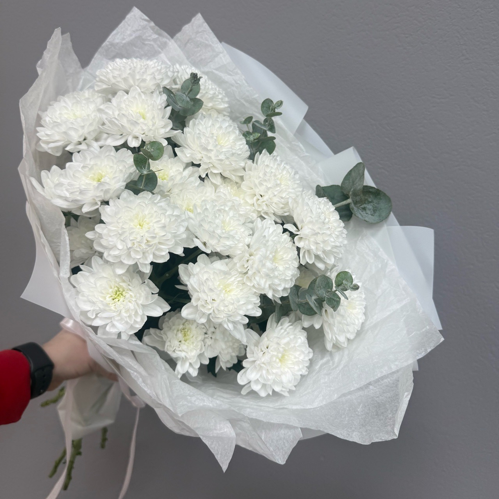 Букет из белых кустовых хризантем и эвкалипта