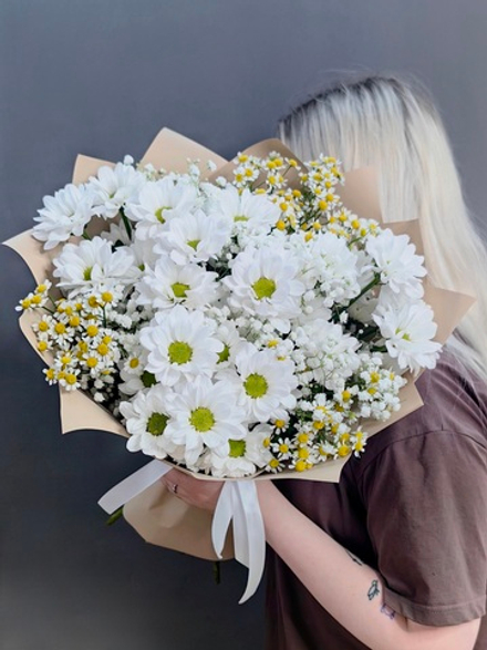 Букет с хризантемами сорта "KENNEDY WHITE", ромашками и гипсофилой