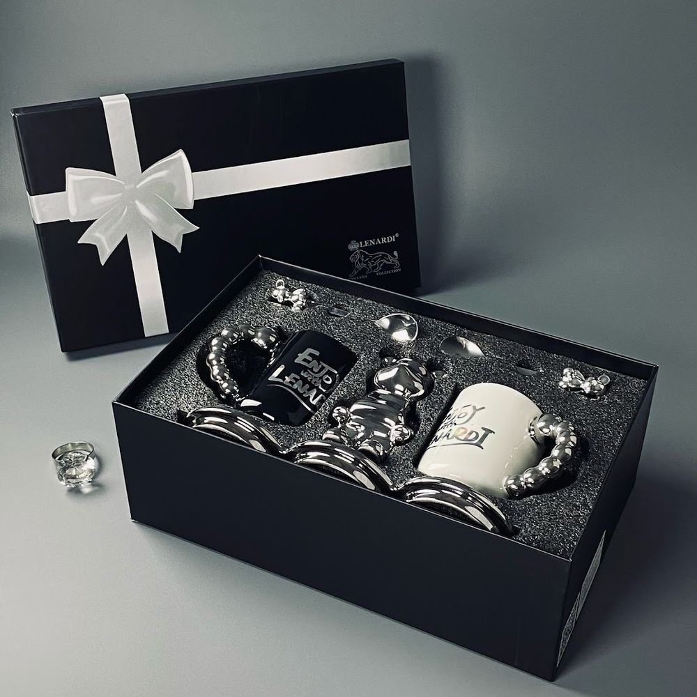 Lenardi 315-066 Набор 2 кружки 360мл с ложками на подставке и статуэтка в под.уп.(х8)Фарфор