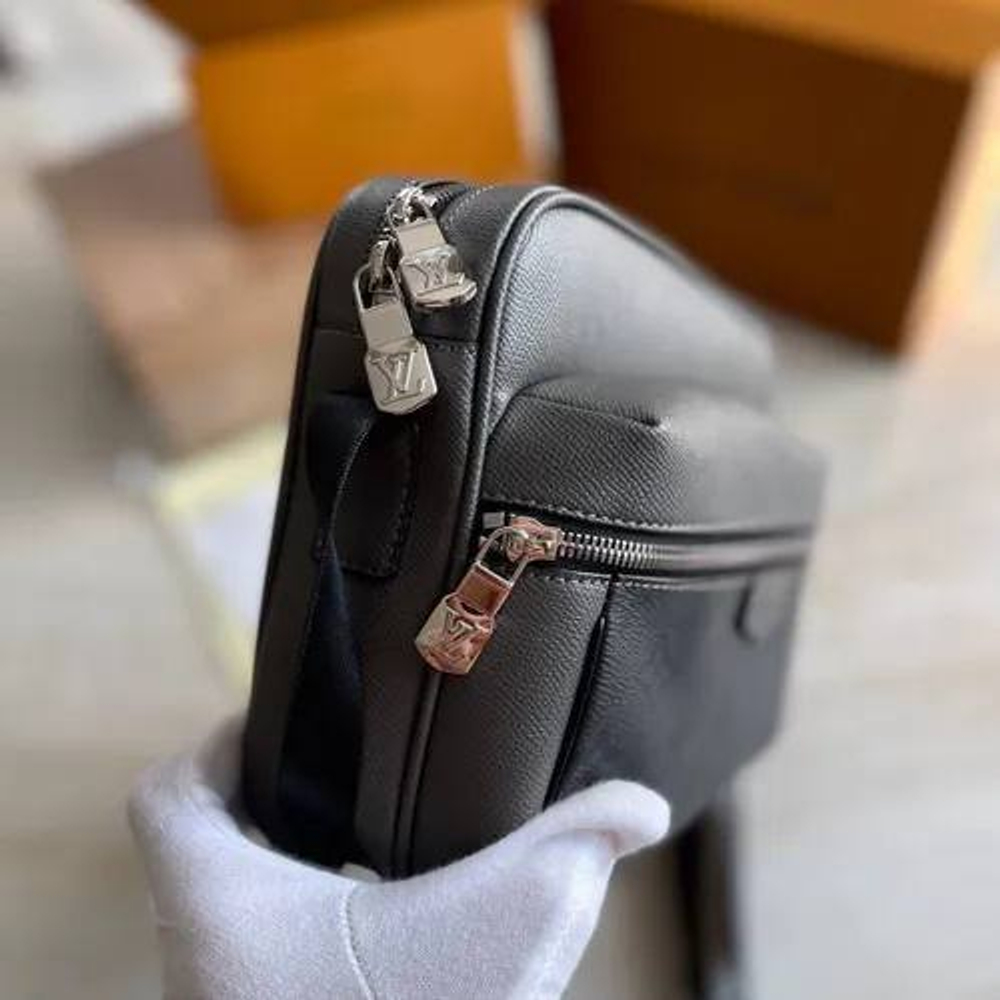 Сумка-мессенджер Louis Vuitton