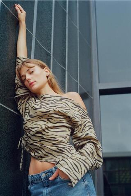 ZARA АСИММЕТРИЧНЫЙ ТОП С АНИМАЛИСТИЧЕСКИМ ПРИНТОМ, СВЕТЛЫЙ ХАКИ