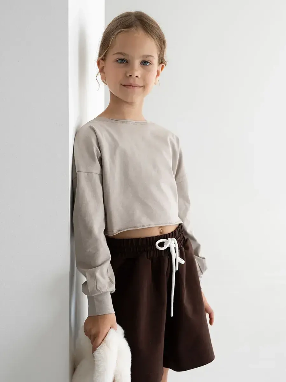 Лонгслив для девочки укороченный, бежевый