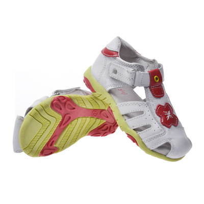 Сандалии детские с закрытой пяткой и аппликацией цветов