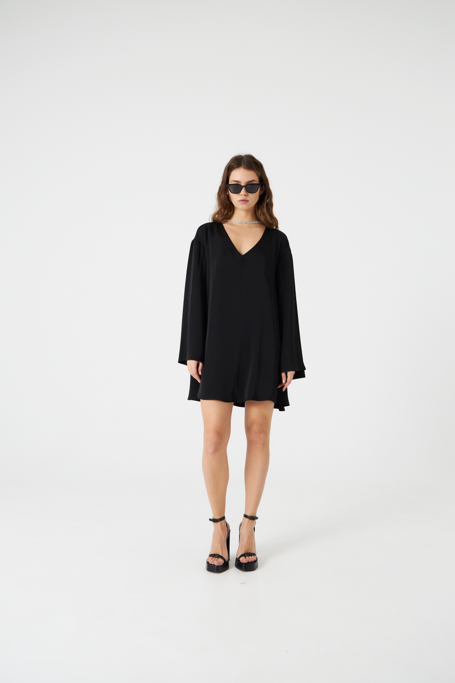 Платье с глубоким вырезом