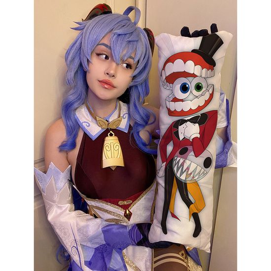 Мини дакимакура Кейн Цифровой цирк арт. M1277, 60х20 см