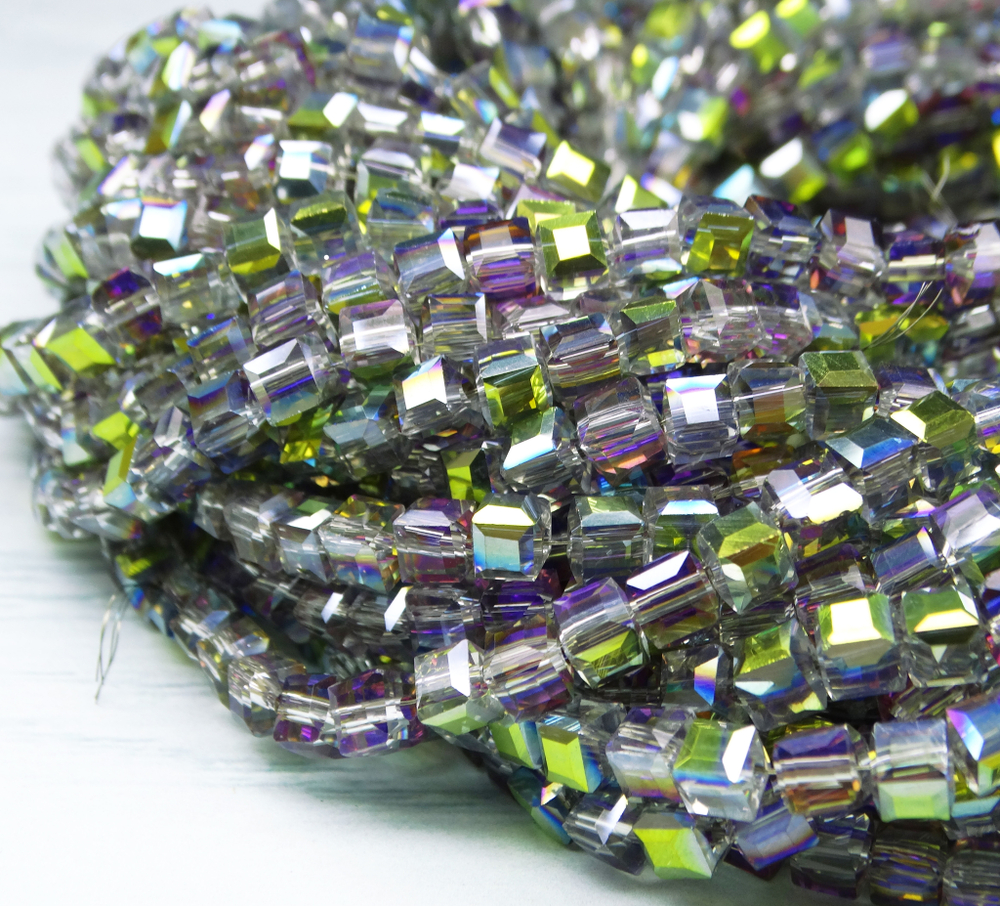 БВ057ДН3 Хрустальные бусины квадратные, прозрачный с пурпурно-зеленым AB, 3 мм, кол-во: 63-65 шт.