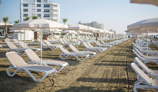 Шезлонг-лежак пластиковый Omega белый/тортора Nardi Италия