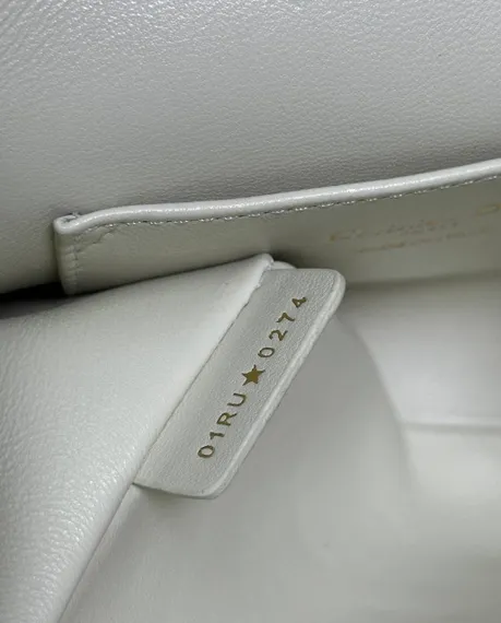 Рюкзак Dior Caro белый, модель среднего формата