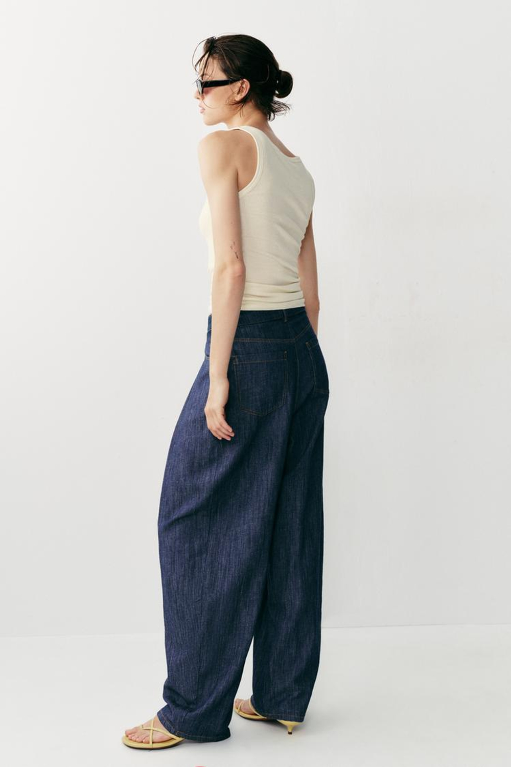 ZARA БРЮКИ ИЗ ЛЬНА С ЗАЩИПАМИ, ИНДИГО