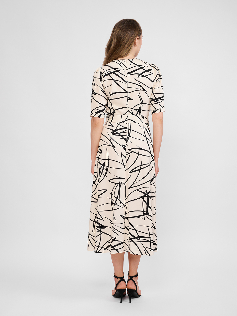 БЕЖЕВОЕ ПЛАТЬЕ ПРИНТ АБСТРАКЦИЯ