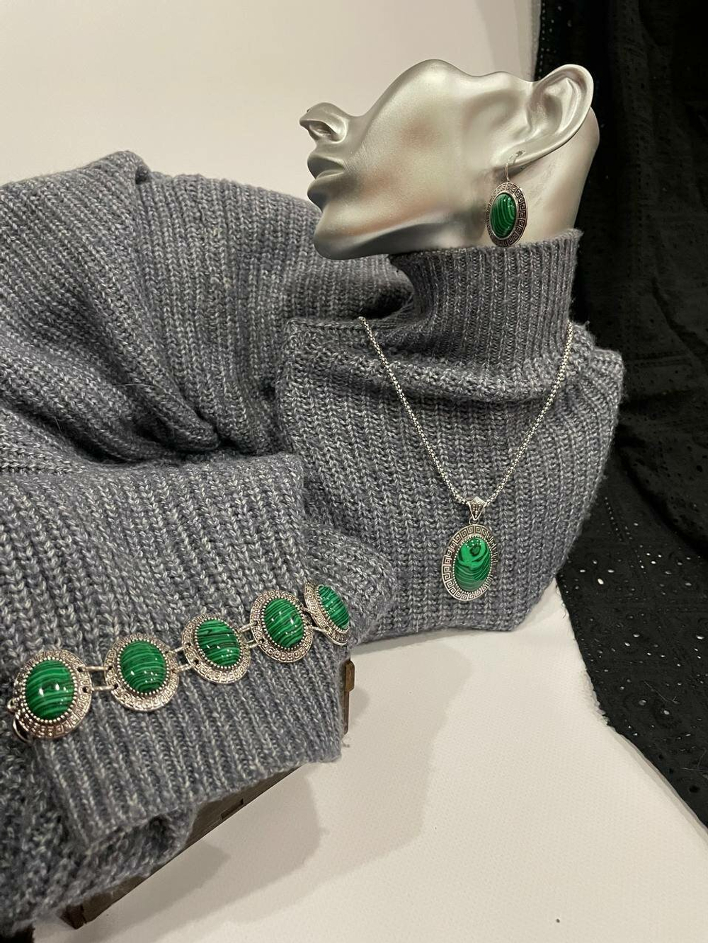 Комплект бижутерии. Подвеска, серьги, браслет с малахитовыми вставками "Малахит" Форма "Овал""