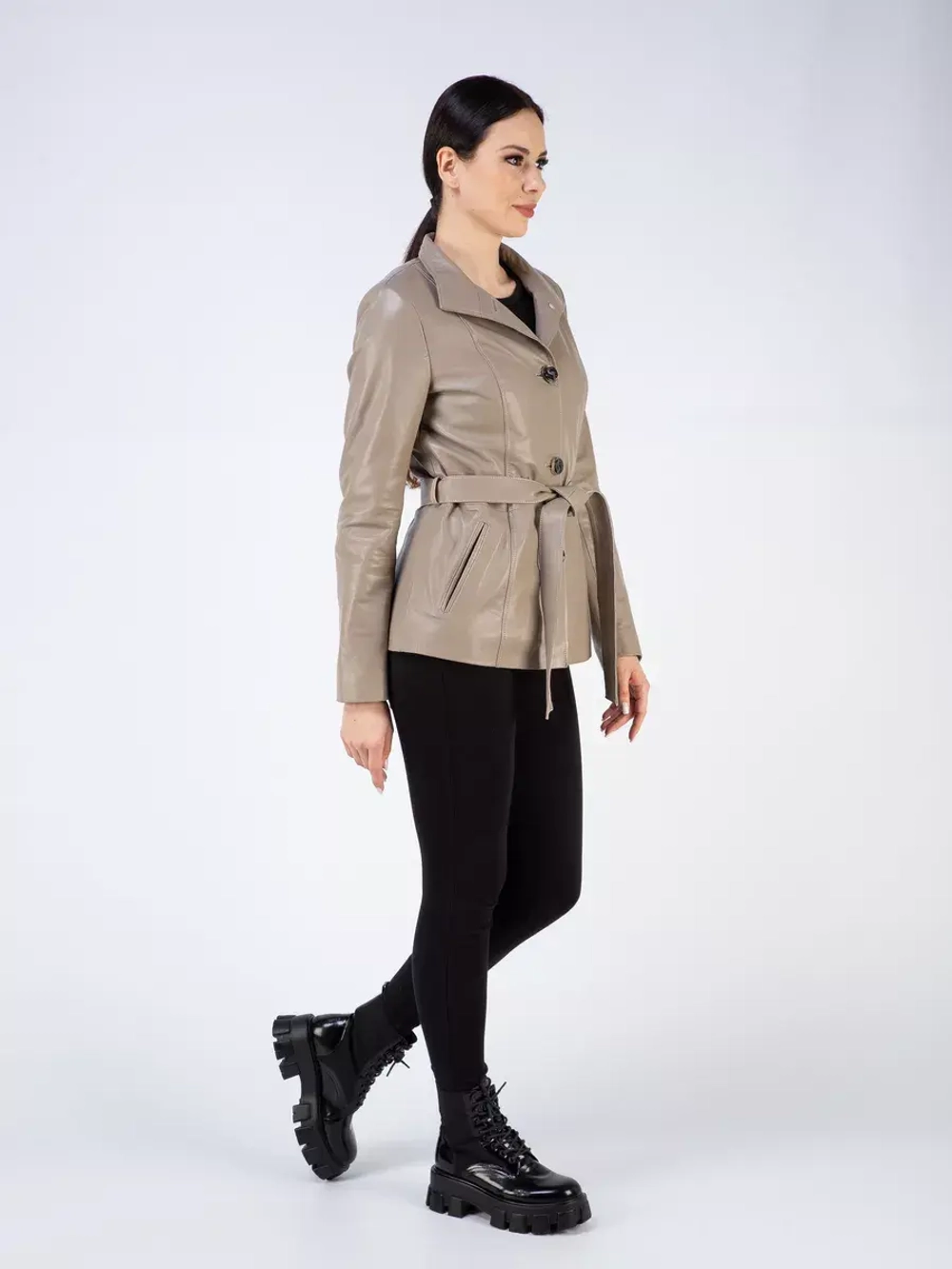 Кожаная куртка демисезонная на пуговицах с поясом