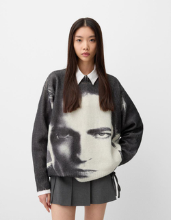 BERSHKA СВИТЕР С ПРИНТОМ "СУМЕРКИ", СЕРЫЙ