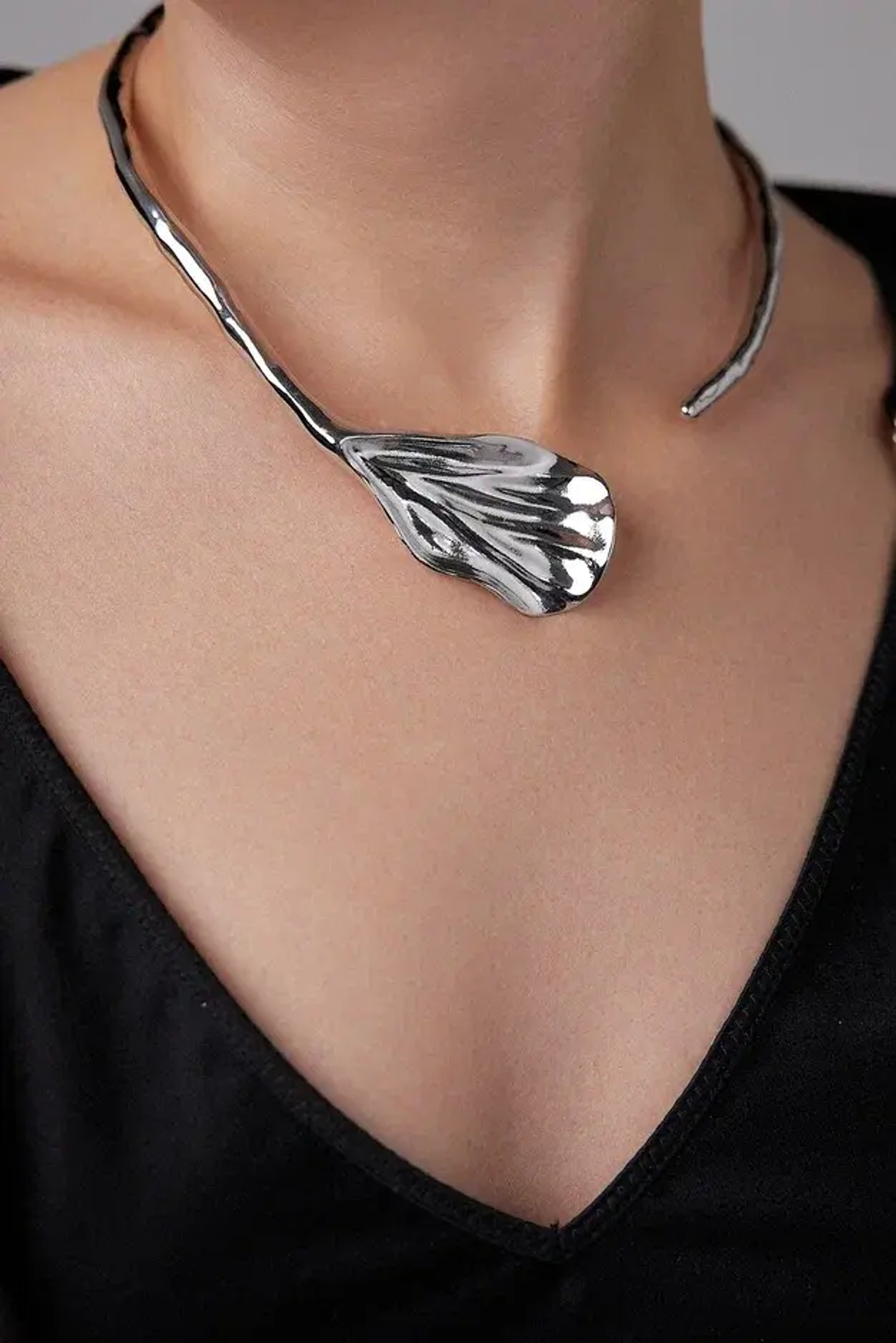 Колье-обруч Flora Belissima ассиметричный плоский лепесток, оттенок серебро