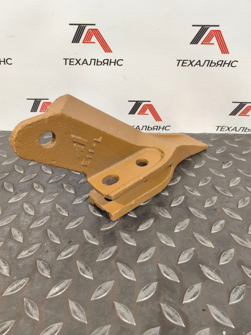 Зуб болтовой боковой левый E11 L