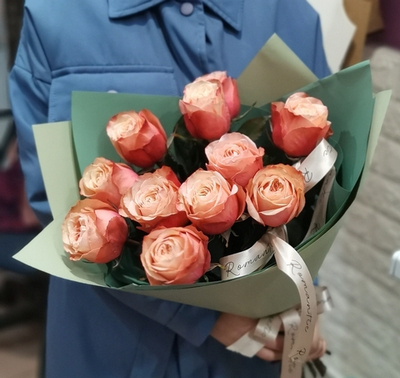 11 пионовидных роз