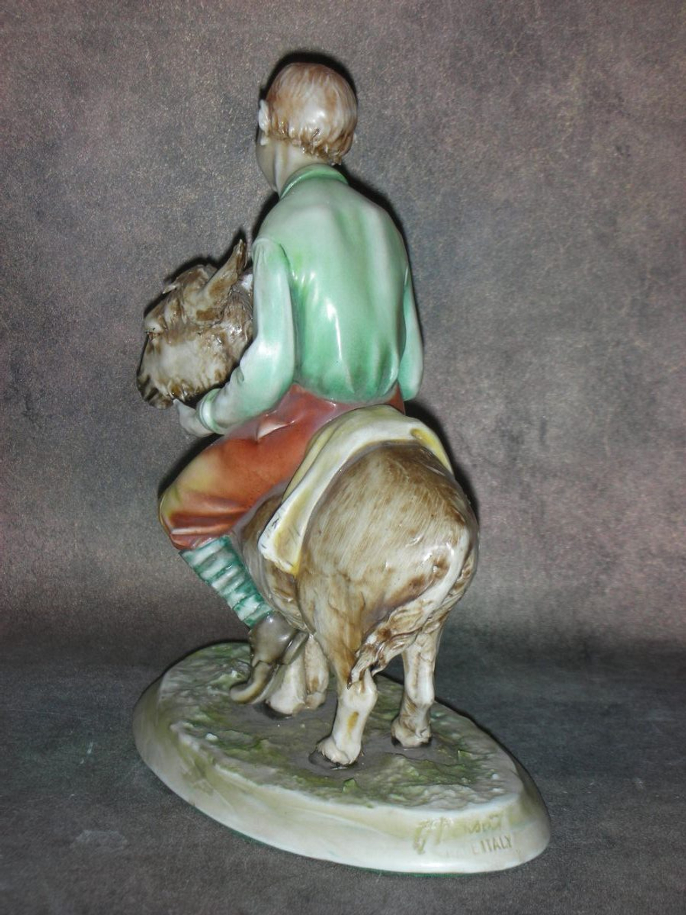 Статуэтка. Фарфор. Мальчик на ослике. Capodimonte. Италия