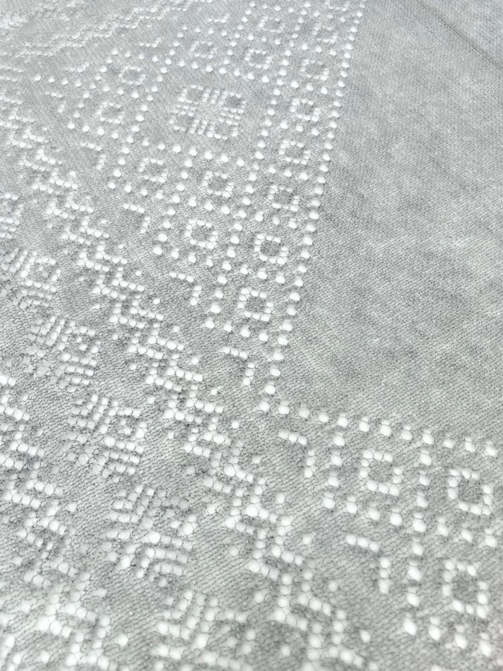 Оренбургский пуховый платок с шелком П1-150-03 серый