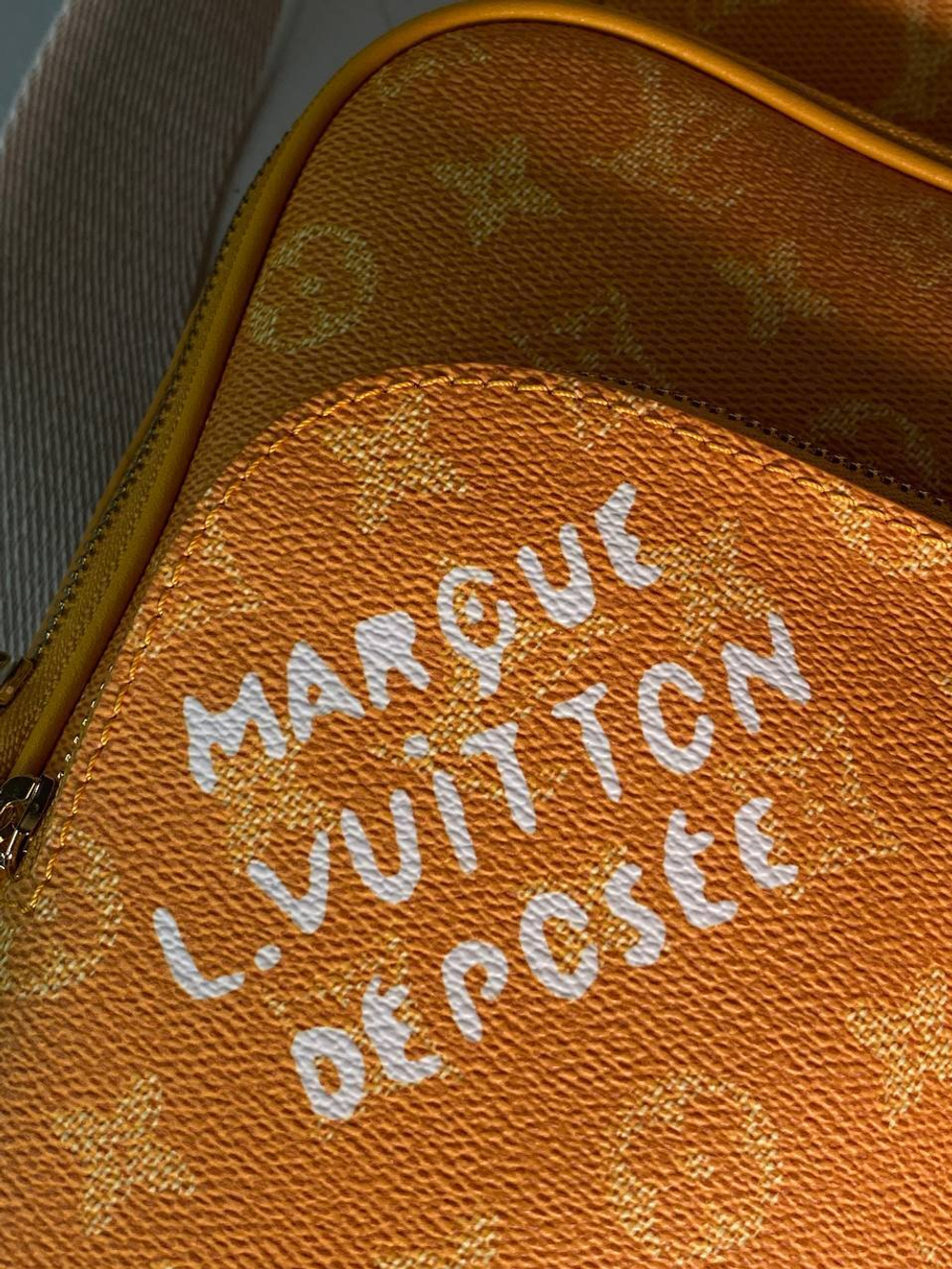 Сумка-слинг Louis Vuitton
