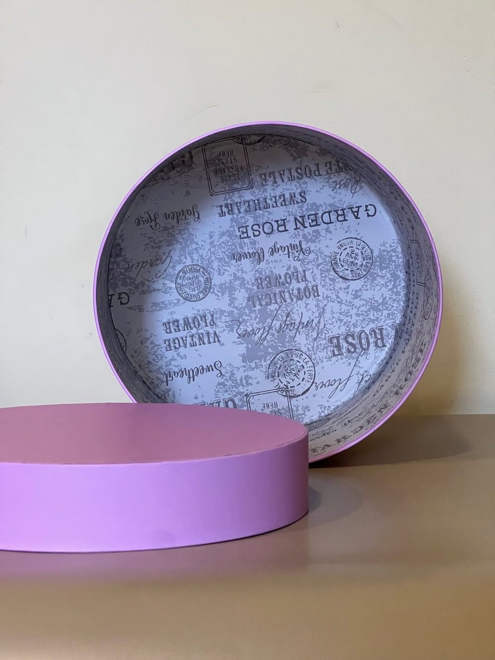 Короткая круглая коробка 22,5 см . Цвет:Светло лиловый  . Розница 350 рублей .