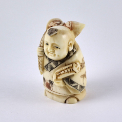 Нэцкэ Молодой монах с тыквой-горлянкой через плечо