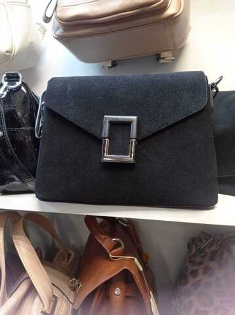 Черная замшевая сумка через плечо с металлической застежкой