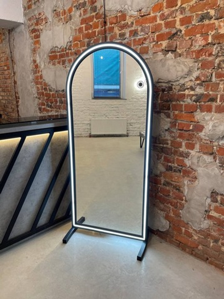 Зеркало с подсветкой на ножках