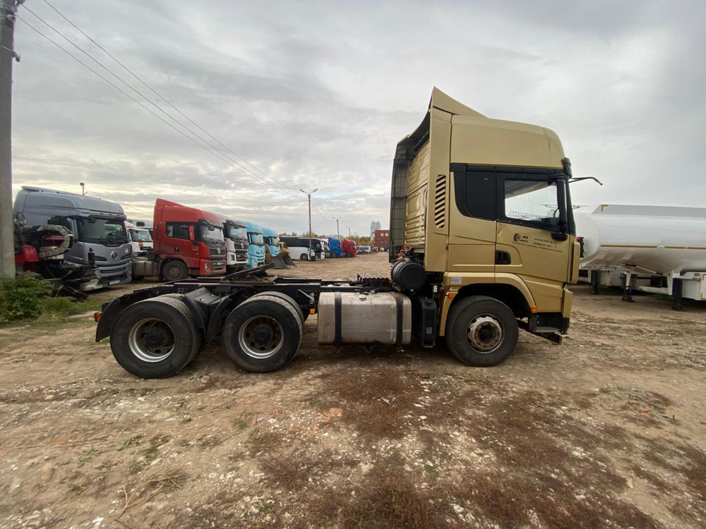 Shacman (Shaanxi) SX* 6x4 Седельный тягач SX42584W324C (Дизельный, 10,8 л, 441 л.с., МТ)