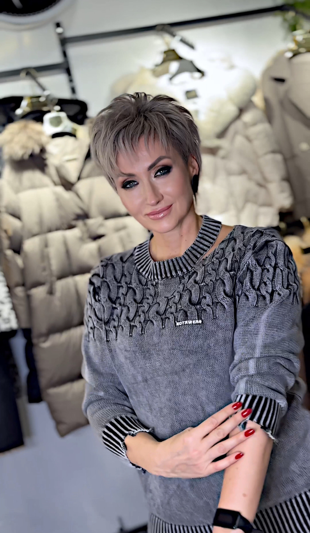 Свитер Romina — гранж, свобода и выразительный акцент