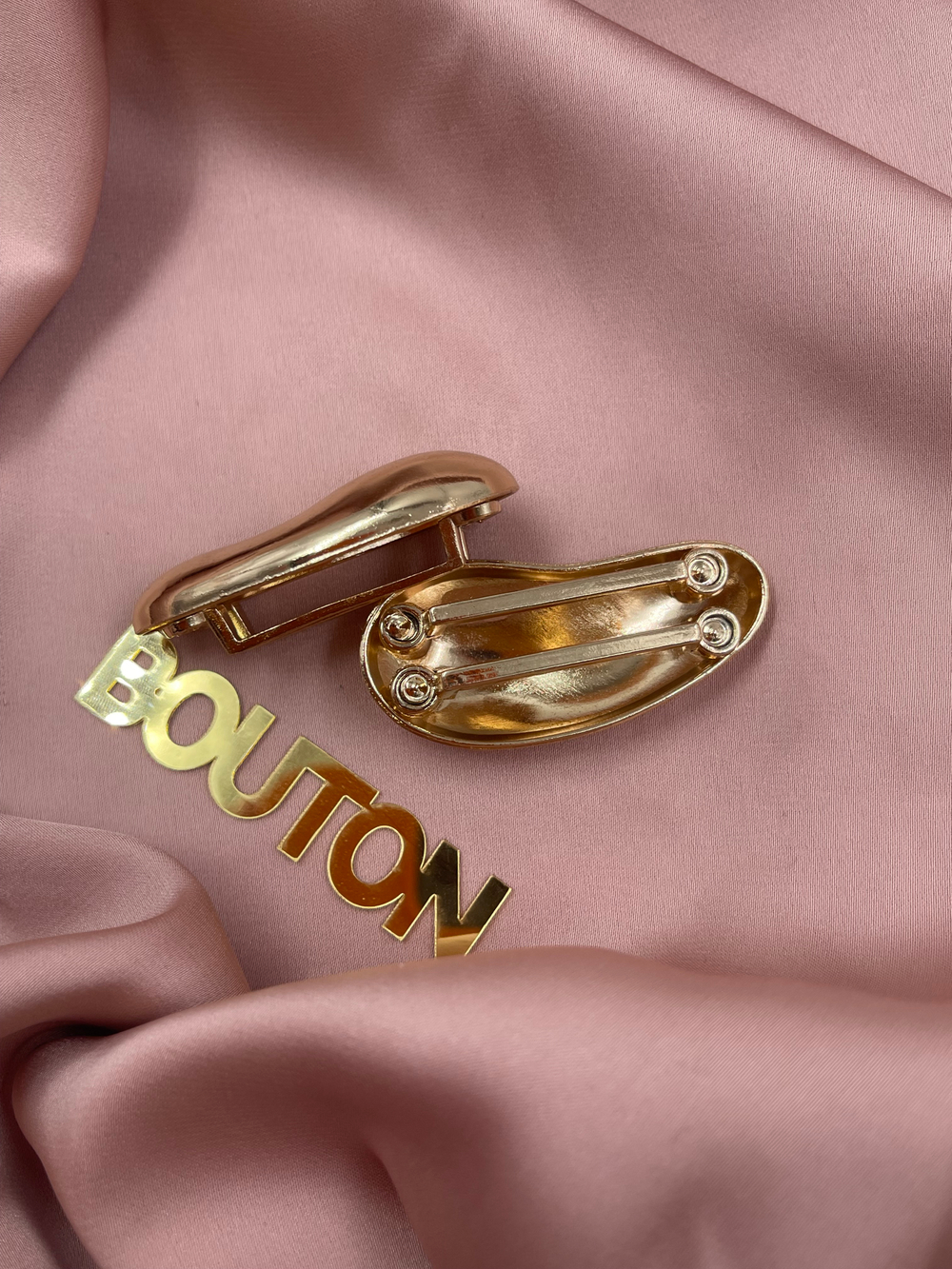 Пряжка-брошь неровной формы для купальника золотистая