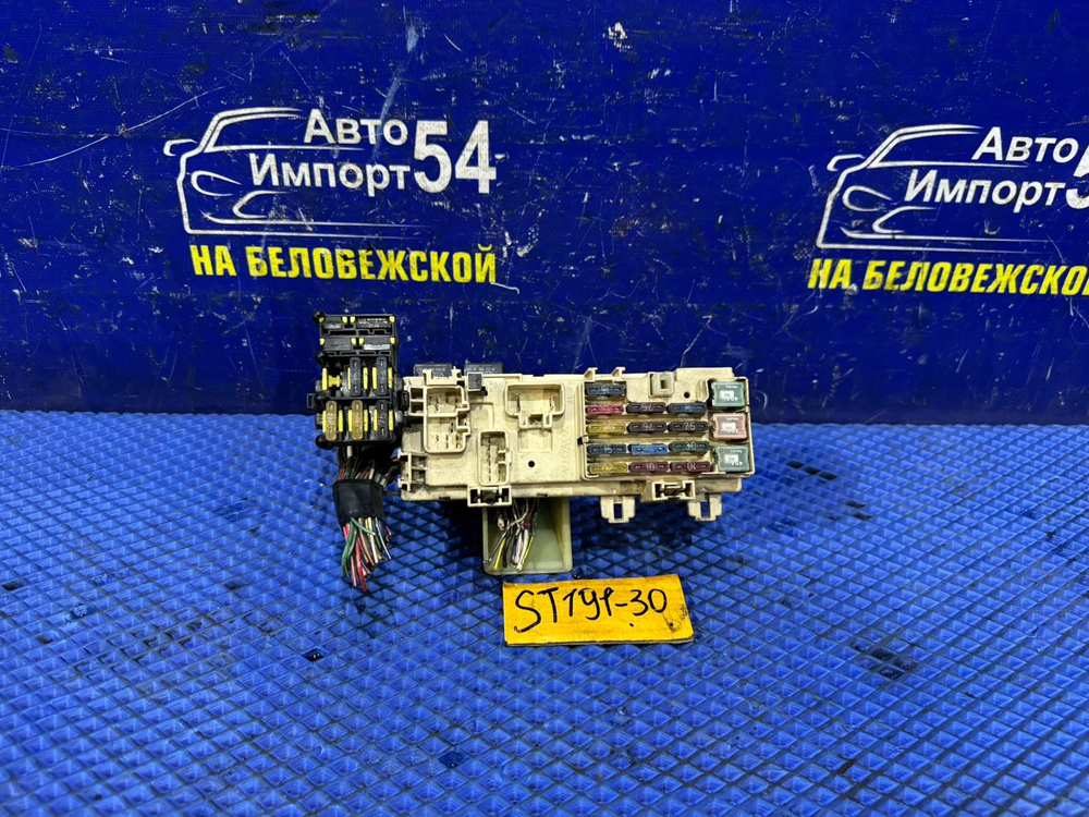 Блок предохранителей салонный TOYOTA CORONA 1993