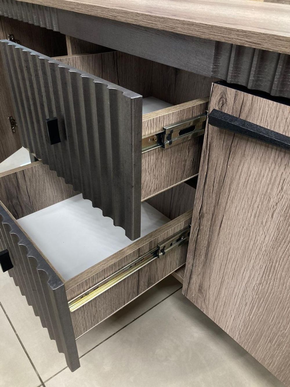 Тумба под ТВ с ножками Ольга-3 дуб делано серый/сильвер Пэлас