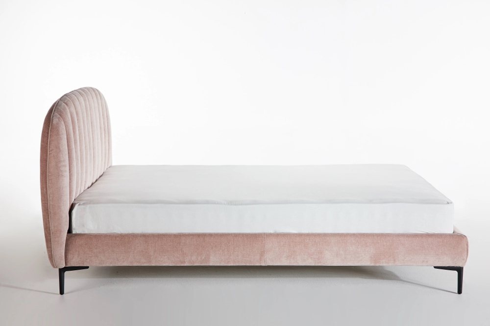 Двуспальная кровать с мягким изголовьем