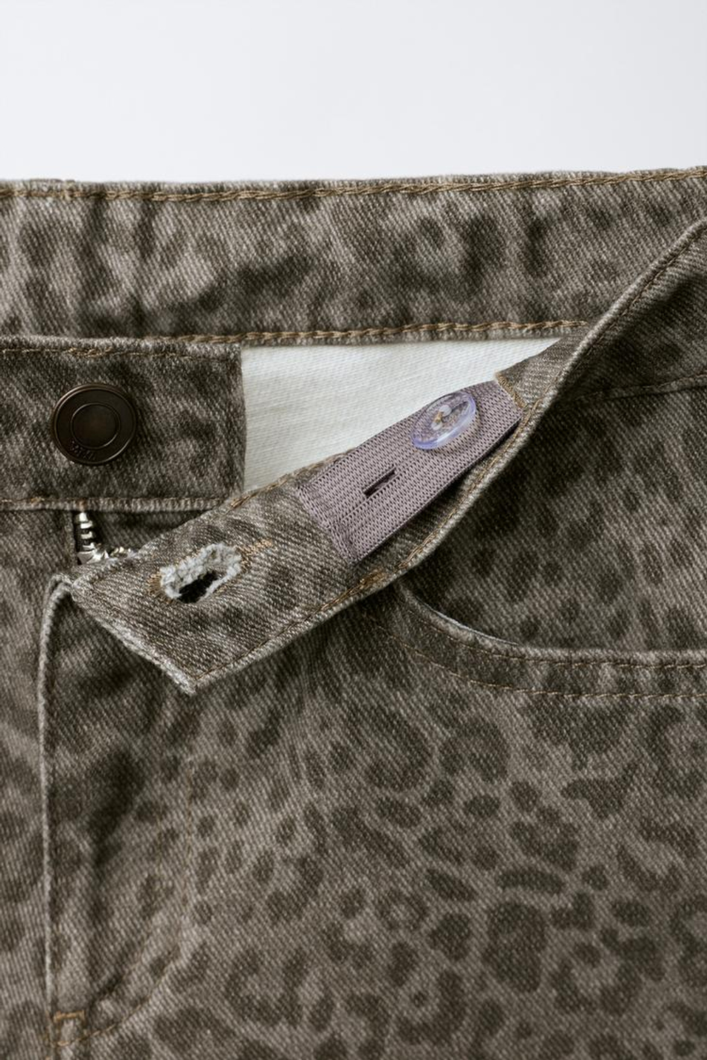 ZARA ДЖИНСОВЫЕ ШОРТЫ С АНИМАЛИСТИЧНЫМ ПРИНТОМ, КОРИЧНЕВЫЙ