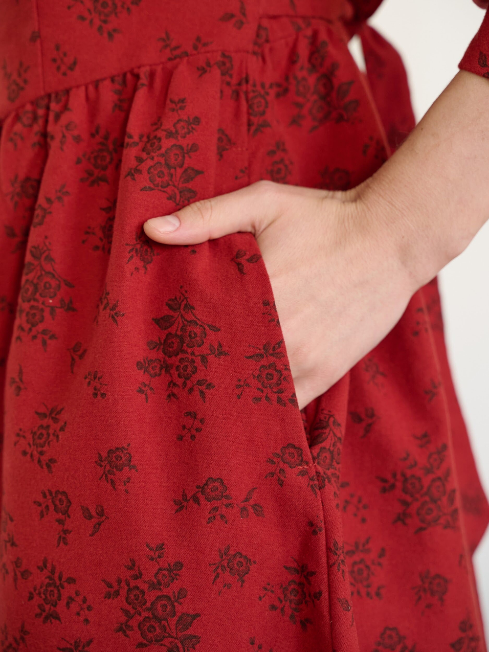 Платье с вырезом-сердечко