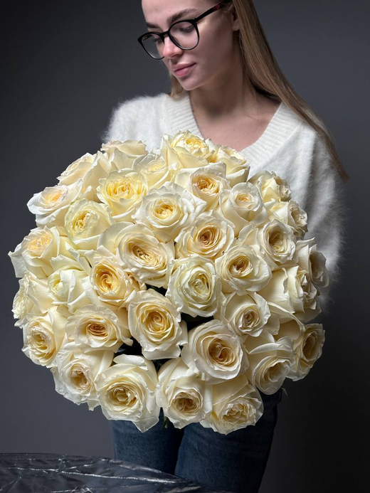 Букет из 35 кремовых пионовидных роз под ленту
