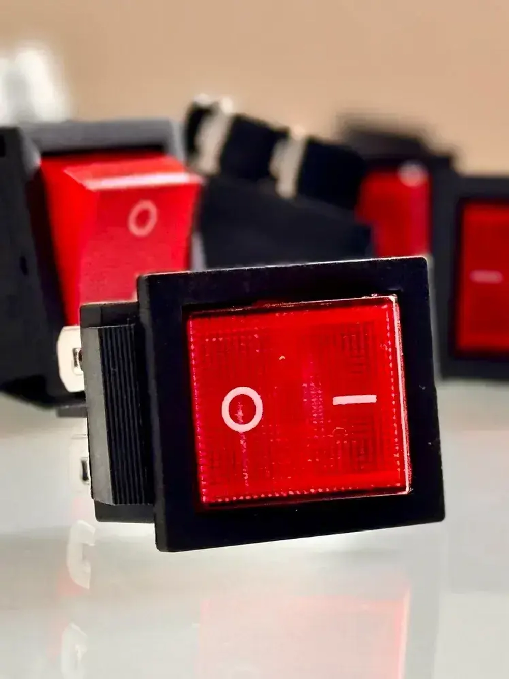 Красная кнопка тумблер выключатель, с подсветкой 16A-220V, KCD4-101/4PN, 1 штука