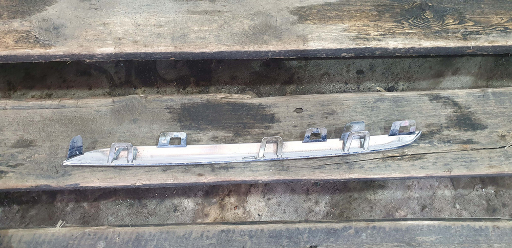 Молдинг решетки радиатора Mercedes C-Class W205 14-18 Б/У Оригинал A2058880373