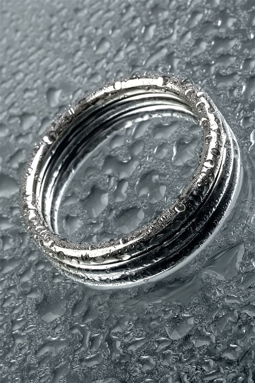 Металлическое кольцо на пенис