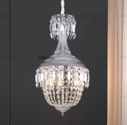 Изящная хрустальная люстра с утончённым сиянием.