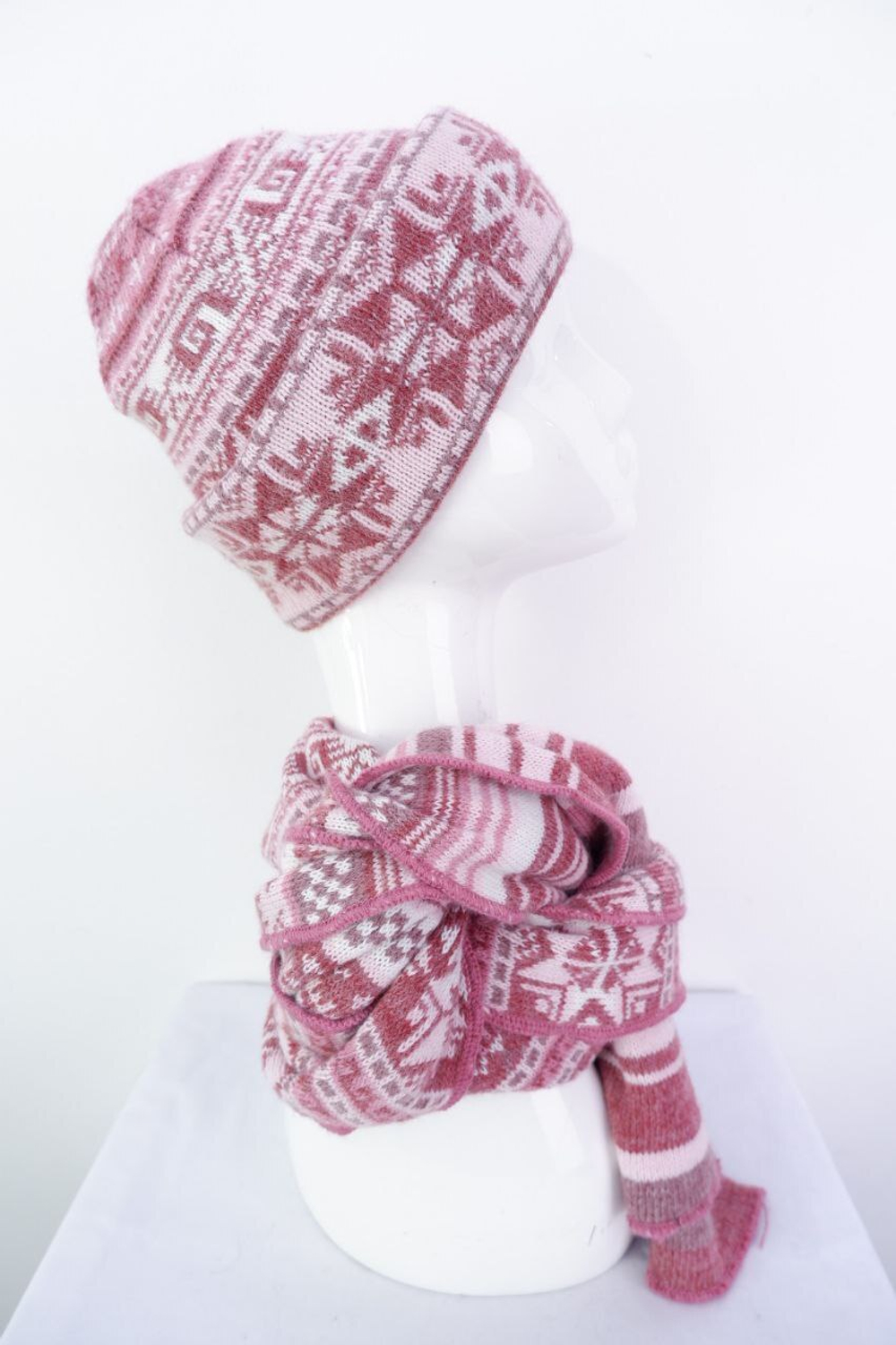 Комплект шапка и шарф красивый