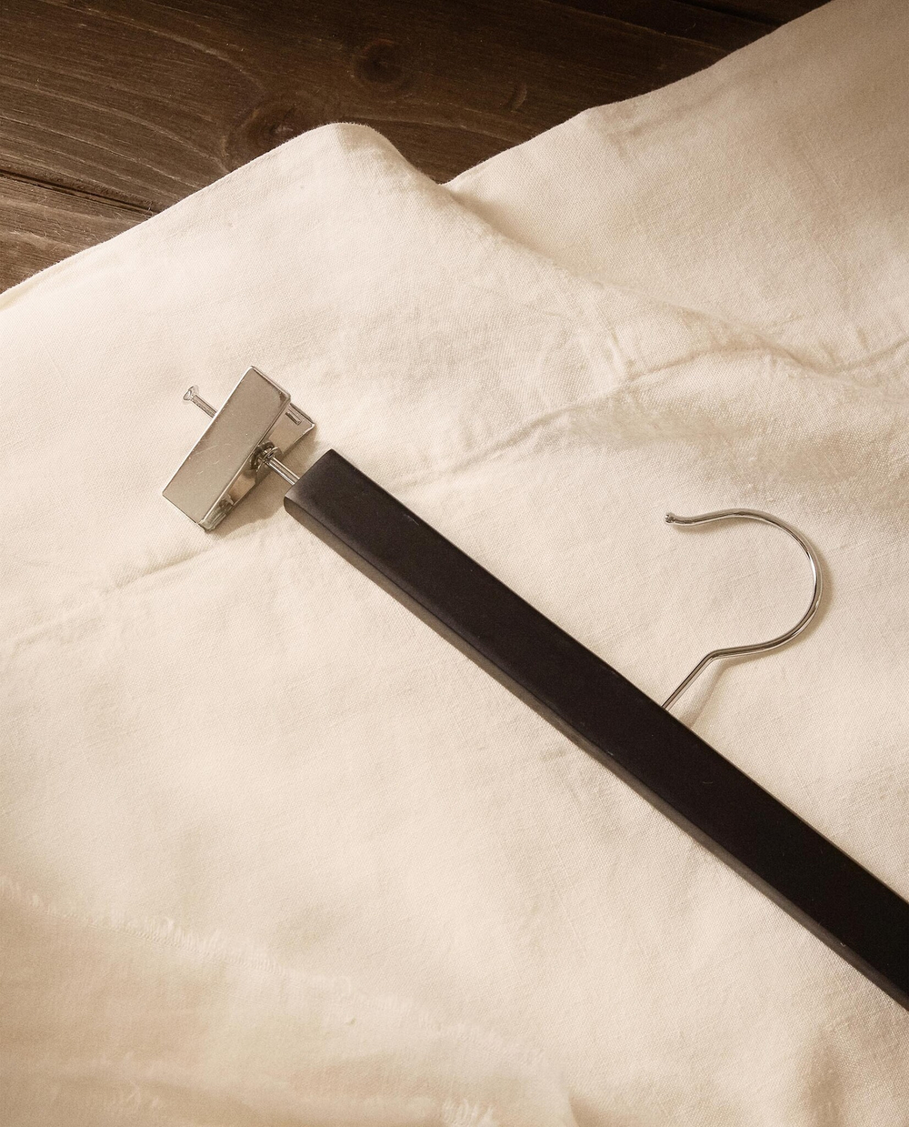 ZARA HOME ЛАКИРОВАННАЯ ДЕРЕВЯННАЯ ВЕШАЛКА С ЗАЖИМАМИ (НАБОР ИЗ 3 ШТ.), ЧЕРНЫЙ